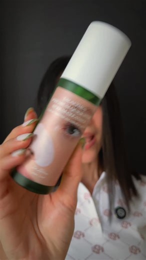 ‎بهار | پوست مهمترین لباسته‎ on Instagram‎: "یه دونه ازش تو خونه هممون باید باشه😍 این فرمول پیشرفته سرشار از ترکیبات و اکتیوهای گیاهیه که همزمان چربی پوست رو تنظیم، منافذ رو پاک‌سازی و التهاب رو کاهش میده 🔬 Arctium Lappa Root Extract تنظیم ترشح سبوم، کاهش تجمع چربی در منافذ و بهبود جوش‌های زیرپوستی ، سر سیاه و سر سفید. 🌼 Chrysanthemum Sinense Extract ضدالتهاب قوی، آرام‌کننده پوست‌های تحریک‌شده و کمک به یکنواختی رنگ پوست. 🌿 Codonopsis Lanceolata Root Extract تقویت سد دفاعی پوست و افزایش مقاوم