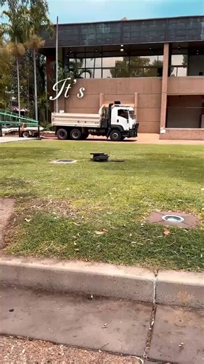 𝗜𝘁'𝘀 𝗯𝗲𝗴𝗶𝗻𝗻𝗶𝗻𝗴 𝘁𝗼 𝗹𝗼𝗼𝗸 𝗮 𝗹𝗼𝘁 𝗹𝗶𝗸𝗲 𝗖𝗵𝗿𝗶𝘀𝘁𝗺𝗮𝘀...𝗶𝗻 𝗠𝗼𝘂𝗻𝘁 𝗜𝘀𝗮 The Civic Centre tree is up, glowing bright, and ready for Christmas in the City this Saturday. 🎄🌟 See you there! 🎅🎶🎁 | Mount Isa City Council