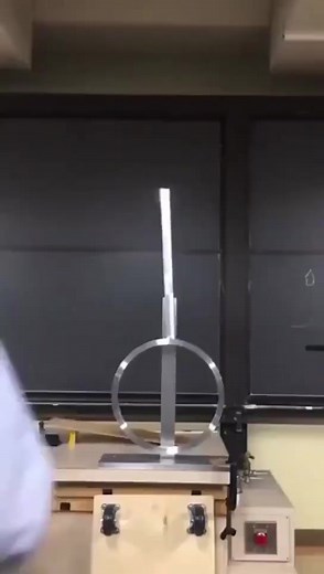 Demostración del caos del doble péndulo. El péndulo doble es un sistema físico que consiste en dos péndulos, uno colgando del otro. Es un ejemplo de sistema caótico, ya que su movimiento es impredecible a largo plazo. Pequeñas diferencias en las condiciones iniciales, como un leve cambio en la posición o velocidad, hacen que su trayectoria cambie drásticamente. A pesar de que el comportamiento del péndulo doble es determinista, predecir qué patrón trazarán los brazos es extremadamente difícil, s