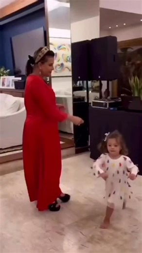 Biblioteca Narcisa 💎 on Instagram: "DNA de Alegria Narcisa Tamborindeguy, a nossa "face" mais solar do Rio, deu um rasante daqueles em petit comité que parou o trânsito e os corações da Avenida Atlântica. Embalada pelo indefectível hino Y.M.C.A., a advogada mostrou que o compasso do seu entusiasmo continua sendo o melhor termômetro do high carioca. De vermelho vibrante, Narcisa transformou a sala de estar em pista com a leveza de quem domina a arte de viver intensamente, sem pedir licença ou de