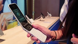 Aufklappen, um den Anruf anzunehmen, zuklappen, um aufzulegen: HMD Global bringt mit dem Nokia 2720 Flip ein Klapphandy zur #IFA2019 mit, das uns an die guten alten Zeiten erinnert. ☺️ Dank KaiOS könnt ihr nun auch Apps wie Facebook, Google Maps sowie WhatsApp nutzen & auf den Google Assistant zugreifen. 😎🔥 Kostenpunkt: ca. 90€ 📱 Wie gefällt euch das neue Nokia-Klapphandy?👍👎 | Cyberport