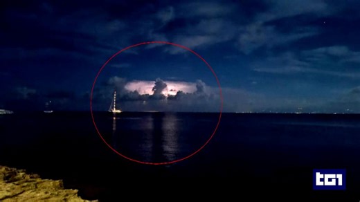 Bayesian: l'ultima foto prima del naufragio e la tempesta in arrivo sullo sfondo