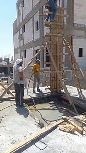 Coulage d'un poteau dans une zone ou les conditions travail son difficile. Force à tout les coffreurs 💪 🌎 #ConçuPourNousParNous⚒ ⎸ #LaSolution🎤 PS : effectivement le vibreur est pas mal à l'intérieur du coffrage 😅 | InfactUS - Le premier réseau social de la construction