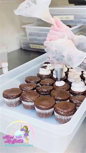 Built layer by layer. 👌 #cakeartist #foodcontent #reelsfood #instareels #oddlysatisfying