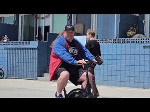German in Venice visits the Venice Beach Boardwalk.
