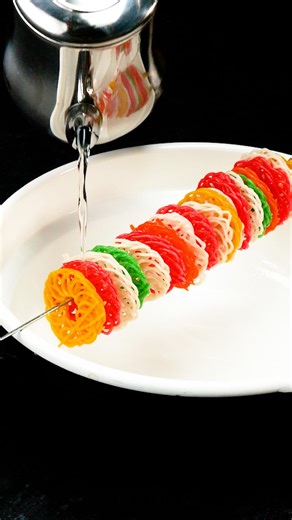 Tasty Japan-人気No.1簡単料理・幸せレシピ on Instagram: "【え、このお菓子でお酒何杯でもいける♡】家族全員がどハマりした！揚げるだけの簡単激ウマおつまみレシピ / Tapioca Chips @tastyjapan 他のレシピもチェック！ 2人分 材料： タピオカせんべい（市販のもの） 10個 サラダ油（揚げ用） 適量 作り方： ① タピオカせんべいをBBQ用の串に通して重ねる。 ② 揚げ物用の鍋にサラダ油を入れて180℃まで加熱する。 ③ ②をオイルポットに入れて、①に少しずつかける。タピオカせんべいが膨らんできたら、完成！ === Tapioca Chips Servings: 2 INGREDIENTS 10 pc. tapioca chips (store-bought) Vegetable oil (for frying), as needed PREPARATION 1. Thread tapioca chips on a BBQ skewer. 2. Heat the vegetable oil in a frying pot to 180°