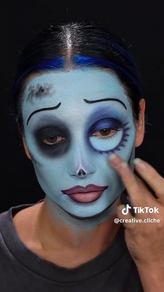 No she doesn't compare. But she still breathes air 🥀 The long awaited Corpse Bride tutorial, I'm so glad that you guys loved this one! 💍 Emily @sunsetmakeupofficial blue & white foundations @colourpopcosmetics blue moon palette @moco_queen sclera contacts @mehronmakeup paradise sf paint palette for the dress ano to blend into the background #corpsebride #sfxmakeup #makeuplooks