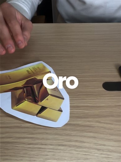 Las aleaciones explican por qué metales tan distintos pueden transformarse en piezas tan versátiles. Cada combinación modifica el color, la resistencia y el uso final del material, algo fundamental en joyería y en objetos de valor. ◆ En el caso de la plata, el cobre es el elemento que le da la firmeza necesaria para convertirse en plata de ley. Conocer estas mezclas también ayuda a identificar la calidad real de los objetos que guardamos en casa. Si tienes plata en casa y no sabes exactamente qu