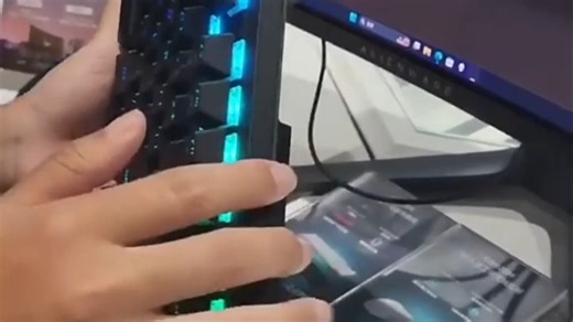 外星人键盘AW920K，RGB灯效炫酷，按键手感清脆，游戏办公两不误，续航给力，轻薄便携，出差旅行也能畅快打字，提升效率就是这么简单。