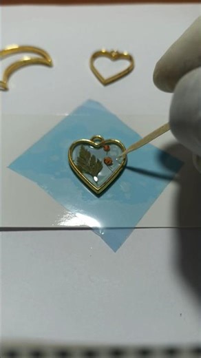 Making a Resin Pendant 🌿✨ | Handmade Jewelry Craft #resinart #resincrafts #resinpendantjewelry