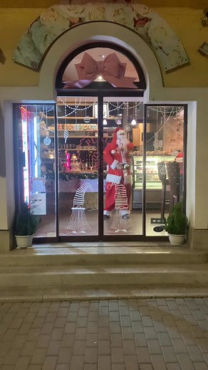 23K views · 240 reactions |  Ha eddig nem hitted, hogy a Mikulás tud táncolni… hát most megnézheted!December 6-án ismét betér hozzánk ✨ Esemény: https://facebook.com/events/s/mikulas-a-puncs-cukraszdaban-/1354705689625228/ | Puncs Cukrászda - Jászberény | Facebook