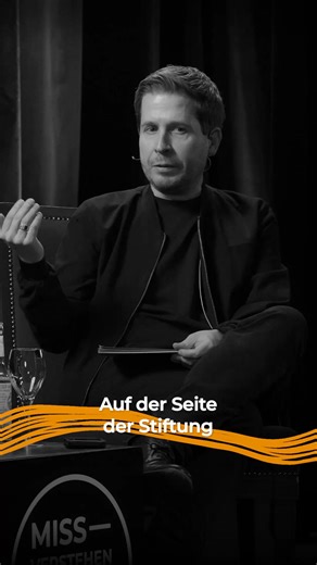 🎬 PREMIERE 20.02. 18 UHR auf YouTube! (Link in Bio) Harald Welzer erklärt Kevin Kühnert, warum „Universeller Dilettant“ vielleicht die beste Berufsbezeichnung überhaupt ist. #HaraldWelzer #KevinKuehnert #Wissenschaft #Gesellschaft #Futurzwei #Debatte #YouTubePremiere #reel | MISSVERSTEHEN SIE MICH RICHTIG
