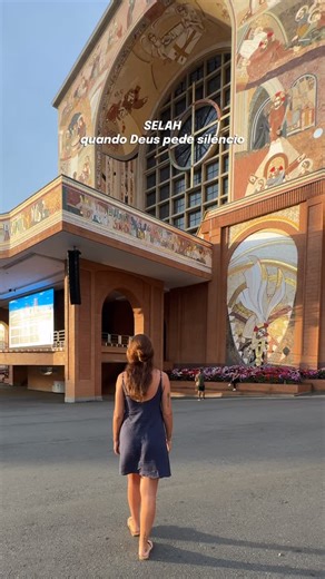 Luara Russomanno on Instagram: "Selah — como diz a música.… na Bíblia significa pausa! É o momento de parar, fazer silêncio e deixar Deus continuar… Hoje eu vim viver isso 🙏🏼 Não vim pedir nada específico, nem buscar respostas. Vim aprender a ficar em silêncio, pq às vezes a fé não pede palavras, pede presença! Enquanto estava ali, eu pensei na minha fé. E percebi que ela não começou em mim. Minha mãe confiava muito em Nossa Senhora… de um jeito simples, silencioso, inteiro. Talvez Selah sempr