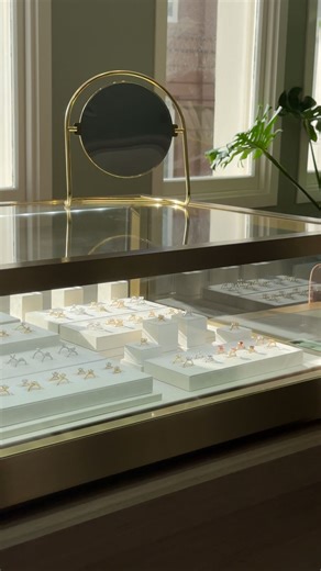 Hint hint✨ PSA to our clients in Australia & New Zealand. Our express order cut-off is TONIGHT at midnight AEDT. This is your chance to place your order to ensure your ring arrives before Christmas (December 24th). Here’s what you need to know: All express orders must be placed by midnight tonight, Tuesday 28th October (AEDT) to guarantee pre-Christmas delivery. Custom Designs: Your design must be finalised and ordered today to make it in time for Christmas. After Tonight: We’ll still be taking 