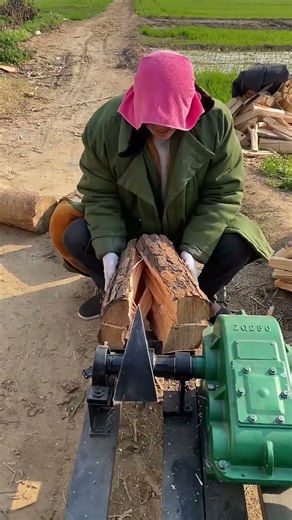 How does a wood splitter work #woodsplitter 1