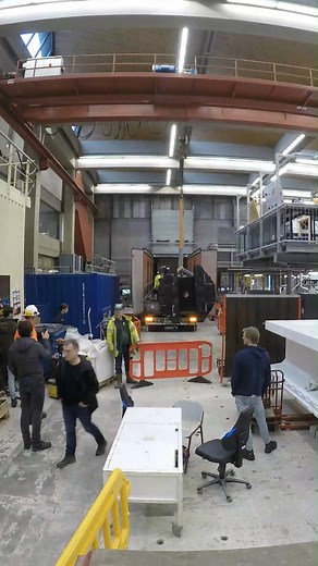 🔁 💪 250 tons of pushing and pulling load, 24 hours a day and 4 times per second. From now on this new fatigue testing bench can work endlessly in our laboratory. With its enormous power, it ‘mimics’ years of trucks driving over a bridge or countless waves hitting a structure offshore. The bench cyclically pushes and pulls the structure components to explore the endurance of the material. The fatigue tester came all the way from Manchester. It wasn’t that easy to transport the instrument weighi