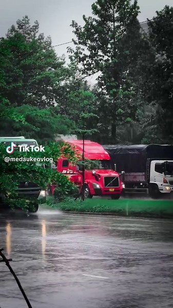 Chiếc xe container đẹp nhất dưới mưa