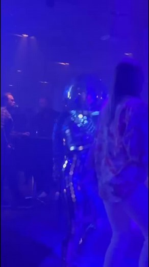 Dancing disco balls! Välkomna gästerna med Dancing disco balls på styltor vid entrén (nästan 3 m höga!) för att sedan återkomma för att starta dansgolvet och slutligen komma ut och dansa med gästerna! Disco inferno! | Emma-Karin Entertainment