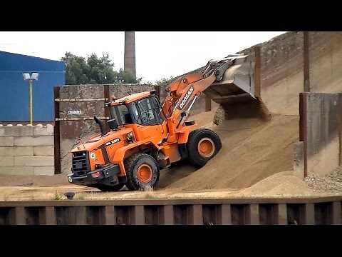 Radlader Doosan DL250 am Schrapper / Wheel loader Doosan DL250