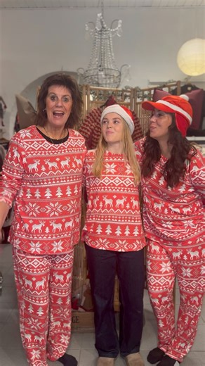 JULE LIVE OM LIDT Del gerne SÅDAN SHOPPER DU PÅ “LIVE” Læs guidelines herunder:👇🏼 ⭐️Først viser vi en style frem, fortæller om stylen og oplyser auktionsnummer, størrelse samt pris. ⭐️Ønsker du at købe varen skriver du i kommentarfeltet i “LIVE” videoen: “JA TAK, auktionsnummer størrelse” (f.eks. JA TAK 32 S) 💪🏼🍂 ⭐️Er du den heldige vinder - vil vi straks sende dig et link på Messenger, hvor du kan betale og vælge enten afhentning eller levering. Er varen udsolgt - melder ELISA robot ud i k