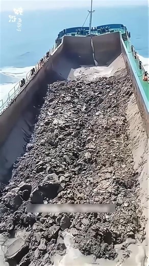 Why This Ship Splits Open in the Ocean?