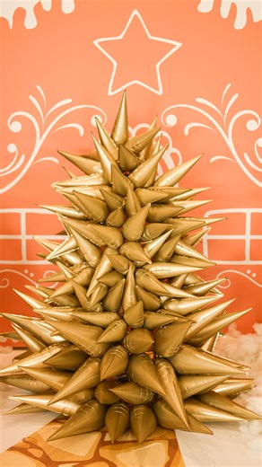 CHRISTMAS IS CALLING… 🎅📞 @balloonacyboston taught us how to create the balloon tree of our dreams using Starbursts from @decochampofficial and we are OBSESSED. 🤩 This technique requires: ⭐️ 5 packs of 40” Starburst balloons ⭐️ 7 packs of 26” Starburst balloons ⭐️ 1 tomato cage ⭐️ Bird netting ⭐️ Small zip ties ⭐️ 260 balloons ⭐️ 1 balloon stand With a few items you might have lying around the house, you can create a reusable base for a stunning Starburst tree - and keep your decor on the nice