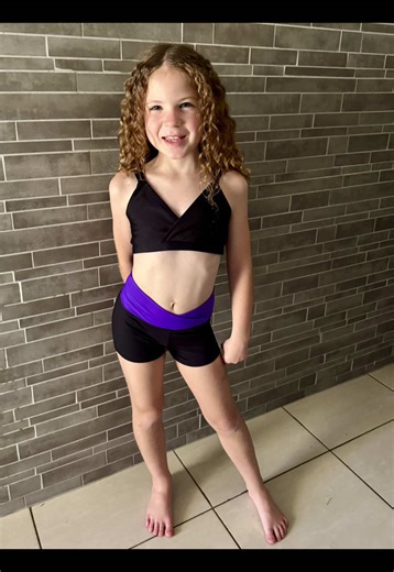 And that is how it’s done! Sophie dancing it out in her new Aria crop top and Crossband contrast shorts. We love watching Sophie’s joy of dance in her videos. 💜🖤 #totaldance #ambassadors #lovetodance #dancelife #happinessindance