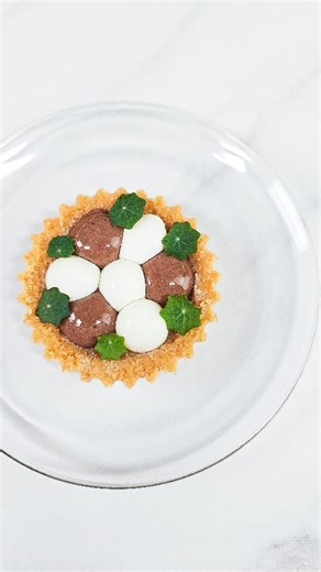 Lorenzo Amati | Food Design & Gourmet on Instagram: "Crostatina Molecolare 🥮 Ti garantisco che se vuoi stupire tutti con un dessert futuristico, questa crostatina al Kefir e cacao fa davvero per te 😍 Per realizzarla, ho utilizzato il processo di sferificazione inversa immergendo le sfere in un bagno di alginato di sodio, gentilmente fornito da @bindlyeurope 👌 Trovi l'alginato di sodio e tutti gli altri prodotti per la cucina molecolare Bindly su Amazon. A partire da oggi, si possono acquistar