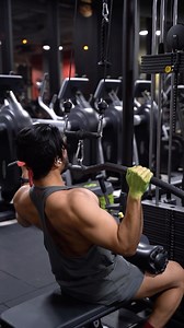 Thumbless vs. Thumb-over ⚠️ . A lot of people tend to feel their back more when using a thumbless grip when performing pulling movements. As this creates the illusion of greater mind muscle connecting and driving through the elbows. Is there evidence that this is true? Atleast everyone who performs it this way seem to feel it more on their back. I do as well. (Pure bro-science that works!) However, if you’re a beginner/intermediate, when it comes to bench press, make sure to have a thumb over gr