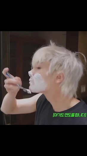 Stray Kids Hyunjin and Jeongin: Male Idols Shaving Moments