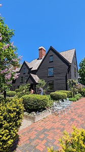 Ever seen this house before? It’s not just any historic home; it’s the real-life inspiration behind Nathaniel Hawthorne’s The House of the Seven Gables in Salem, Massachusetts! 👻 Built in 1668, this seaside mansion is one of New England’s oldest surviving timber-framed houses. Visitors can explore its secret staircases, stroll through its beautiful gardens, and step right into the pages of American literary history. If you’re planning a Halloween-season trip, this spot belongs on your must-visi
