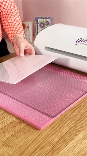 Our much loved trellis embossing folder, perfect for creating textured backgrounds 💫 | Chloes Creative Cards