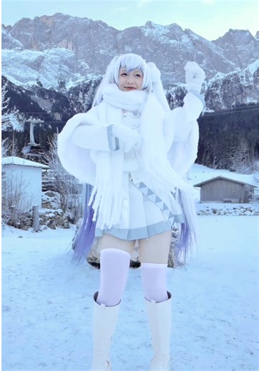 Hatsune Miku Snow Cosplay Showcase