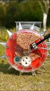 Nos semoirs mécanique permettent de semer tout type de graines : maïs soja haricot arachide Cotton pistache riz ... Ils sont conçus de façon à rendre le travail de semis simple, rapide, économique, ergonomique et moins fatiguant. Ainsi grâce au semoir rotatif vous pouvez semer jusqu'à 2ha de maïs par jour. Profitez donc de la promo encours pour acquérir vos semoirs pour un travail professionnel. La 2eme saison étant assez courte, il est important de semer dans les délais pour ne pas subir les ca