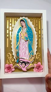 Tutorial cuadro Virgen de Guadalupe. En esta parte II Te enseño a armar este cuadro de la virgen de Guadalupe. Un cuadro hermoso con profundidad y claro, la bella imagen de la virgen de Guadalupe. Cuenta si te gustó. #craft #manualidades #cuadrovirgendeguadalupe #tutorialelaboramoscuadrodelavirgendeguadalupe #teenseñoarealizarestecuadropersonalizado | Magenta Scrap