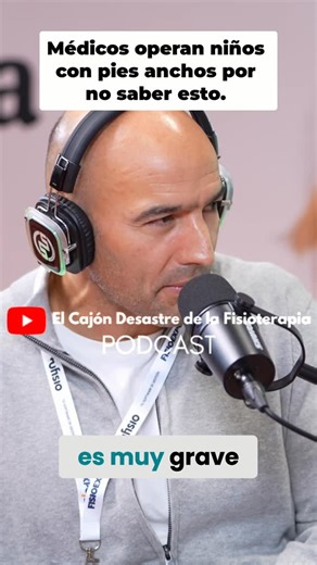 El cajón desastre de la fisioterapia on Instagram: "🦶 UN JUANETE QUE NO ACABÓ EN QUIRÓFANO 🦶 👣 En este reel, @jesus.serrano.fisio cuenta una historia muy reveladora: ayudó a evitar una operación de juanetes en ambos pies a la amiga de una amiga de su hija. 🏥 Había pasado por médicos, fisioterapeutas y podólogos de mucho nivel. Todos coincidían en lo mismo: cirugía. ¿La solución final? Algo tan “simple” como cambiar a un calzado respetuoso que realmente se adaptara a la forma, anchura y funci