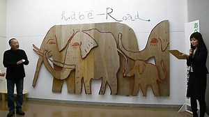 短大の玄関に大きなゾウの親子　あべ弘士さんの作品校舎に１４点　旭川（動画）：北海道新聞デジタル