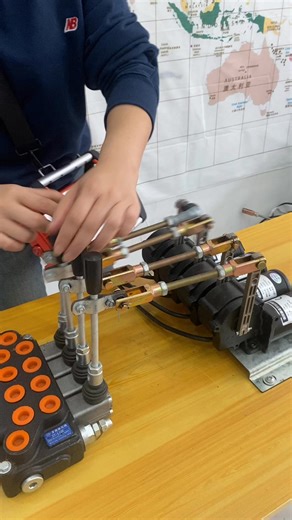 This product is a clutch motor wireless proportional remote control, with good micro-action, no delay, does not affect the manual operation of the original car, has a high safety factor and is easy to install. Construction machinery and equipment controlled by hydraulic operating lever can be installed,Wireless proportional remote controller for crane,Proportional sensitive wireless Remote control for hydraulic crane truck #palfinger #hiab #effer #pm #zoomlion #sany #grua #vdsconstruct #hiabpols