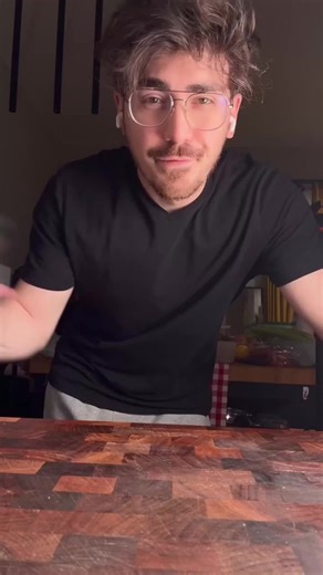 Najbardziej oczekiwany przepis na polskim Internecie! Czyli MATCHA CHEESECAKE! Bez jajek! Bez żelatyny! Bez pieczenia! A teraz zapisz przepis i lecimy z tym! -Składniki forma 20cm: 160g herbatniki 60g masło -Do kremu: 130g orzechy nerkowca 70g pistacje niesolone 350g serek typu philadelphia 150g jogurt grecki 160g syrop klonowy 60g biała czekolada 2 łyżki matcha 2 łyżki waniliowy ekstrakt Skórka z limonki Sok z pół limonki Pistacje do dekoracji -Jak to zrobić: Dać herbatniki do blendera i zblend