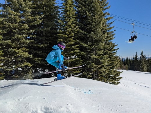 6 Best Ski Resorts for Spring Skiing (USA) With Friends & Family - newtoski