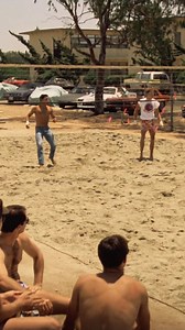 𝗠𝗢𝗩𝗜𝗘 𝗠𝗔𝗧𝗢 | Most people don’t realize that the actor who played ‘Wilson’ in Castaway (2000) is also the actor in the volleyball scene in Top Gun (1986). | Instagram
