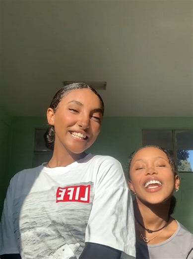 Ethiopian version of Elphaba and Glinda💚🩷@b.e.t.s.i0#viral_video #ethiopian_tik_tok #fyp #fev