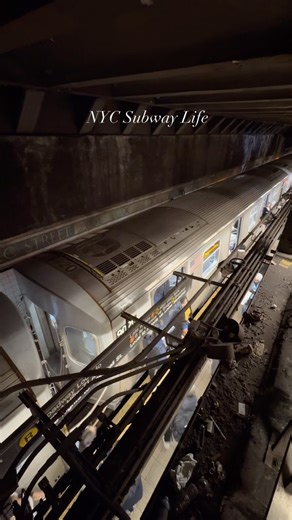 R In, R Out! #NYCSubway #NYC #MTA #NewYorkCitySubway #LIRR #SubwayTrain #NYCTransit You can now buy me a coffee: https://bmc.link/NYCSubwayLife | NYC Subway Life