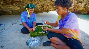Paradise island in Fiji - eating the freshest cockles possible! 🇫🇯 📍 Fulaga Island, Lau Islands, Fiji Andhy Blake Captain Cook Cruises Fiji | Migrationology