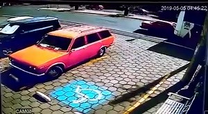 42K views · 338 reactions | #AlertaUrbana Así fue el accidente en el que un elemento de la Policía de #Tequisquiapan perdió la vida al chocar el taxi en el que trabajaba contra la parte posterior de un camión de pasajeros https://www.alertaqronoticias.com/2019/05/05/policia-de-tequisquiapan-muere-prensado-en-choque-de-taxi/ | AlertaQro Noticias Querétaro | Facebook