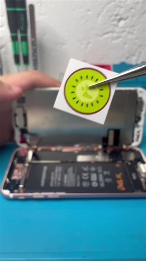 Una de las situaciones más comunes que nos ocurren con nuestro iPhone son las caídas. En este video te mostramos cómo solucionamos este caso.#fyp