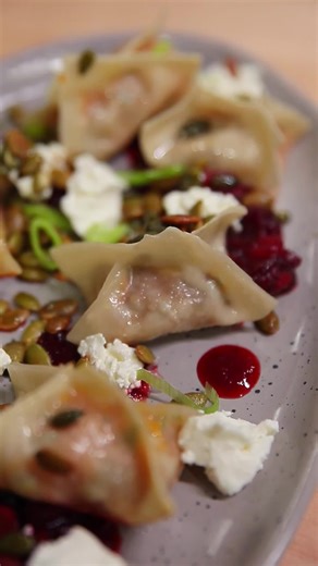 Le calendrier de l’avent version bouffe commence officiellement 🎄 Une recette par jour pour recevoir, sans se compliquer la vie. On démarre avec ces dumplings courge, chèvre et canneberges 🤍 Procure-toi ton ebook sur mon site web: https://passionbouffe.ca/produit/recevoir-en-hiver/ Code promo : BOUFFE20 au SuperC.ca donne 20$ de rabais sur la prochaine commande en ligne de 75$ ou plus (valide tout le mois de décembre) #CommanditéparSuperC #recettevirale #repasgourmand #foodvideo