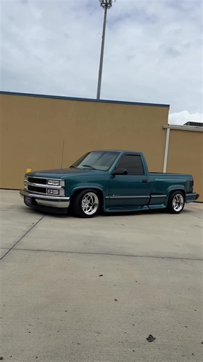 Estilo 90s #chevy #obs #stepside #chevrolet #17x11 #lowered #gmt400 #silverado #sierra #cheyenne #oldbodystyle #squarebody #billetspecialties #billets #15x10 #babybillets #classictrucks #foryoupage #groundeffects #bodykit #trokiando #trocas #trocastumbadas #swb #shortbed #custom