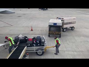 Watch this ! Plane Unloading Baggage's