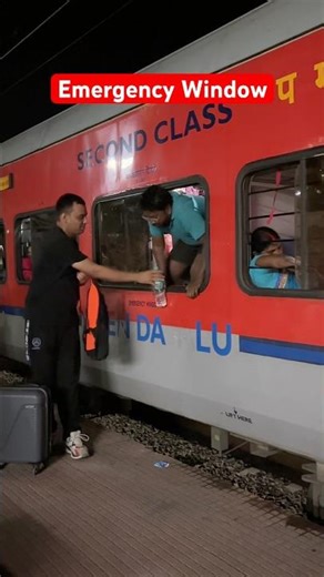 😱 Train Journey Me Emergency Window Se Exit! Real Scene 🚆